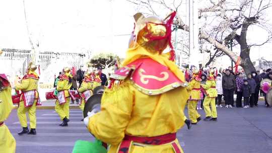 街头传统服饰表演人群