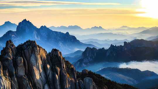 安徽黄山云海雾气山峰山顶树林中国自然风景