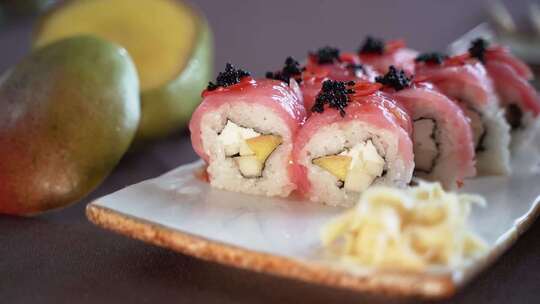 寿司卷、金枪鱼和芒果
