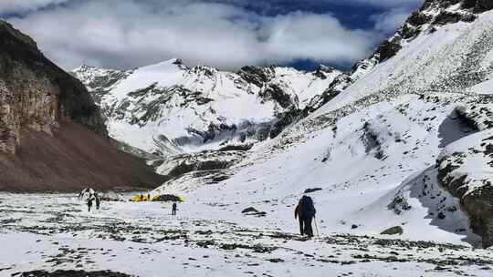 攀登岷山山脉雪宝顶雪山的登山者抵达大本营