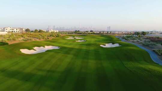 4K-高清航拍迪拜的高尔夫球场