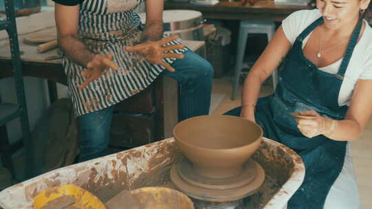 创作中的碗、花瓶或陶瓷的人、教师和陶器模