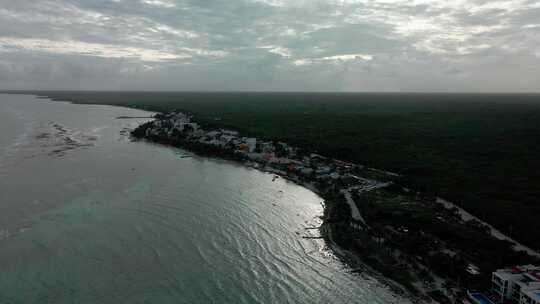 鸟瞰海边小村庄