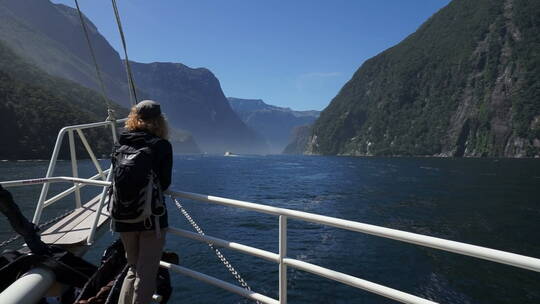 游艇上拍照的游客视频素材模板下载