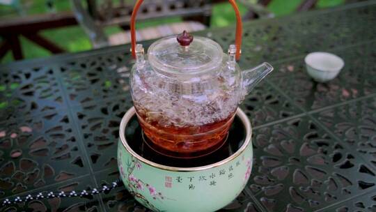 沸腾的养生茶壶