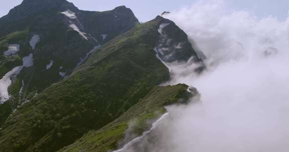 多云山脊的风景