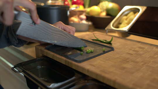 厨师用刀切蔬菜
