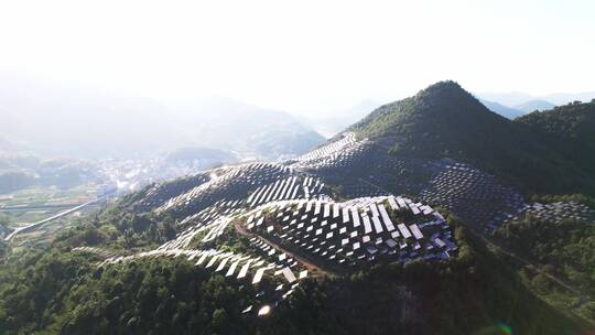 航拍山上光伏太阳能电池板