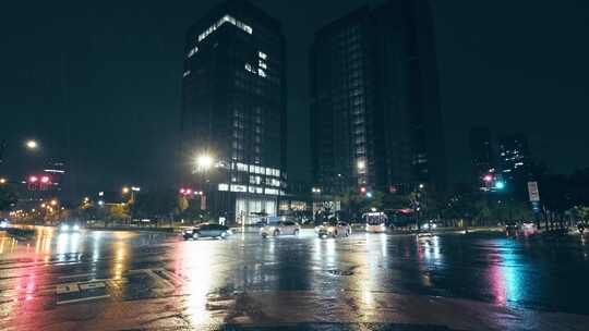 上海梅雨季城市暴雨街头夜景