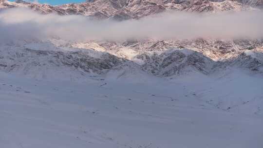 新疆伊犁冬季雪山云雾穿云壮观航拍风景延时