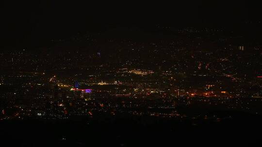 从远处看黑夜中的城市灯光