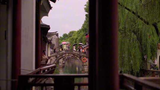 烟雨江南水乡古镇划船听雨