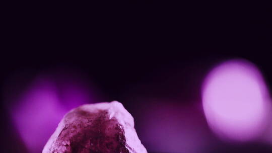 紫色宝石相互撞击弹起美妆意向视频素材模板下载