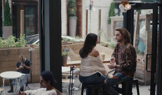情侣在咖啡馆聊天