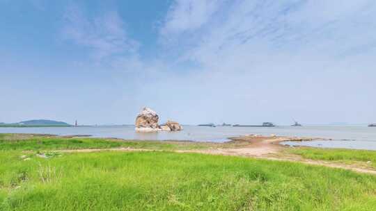 鄱阳湖蛤蟆石水域船舶航运延时摄影视频