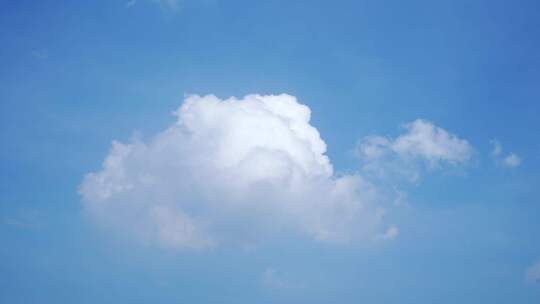 蓝天中的蓬松白云