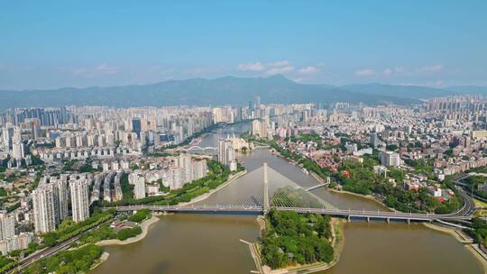 城市鸟瞰图展示河流桥梁及高楼大厦