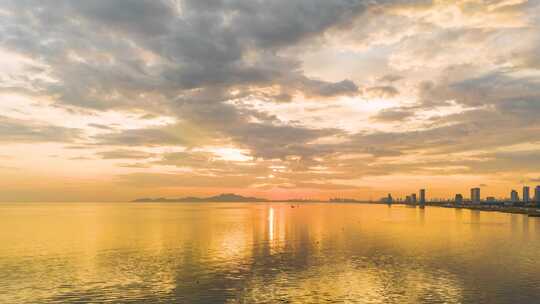 海上日出海边城市暖调航拍延时朝霞海面反射