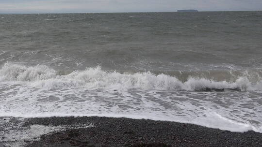 海浪冲击着海岸