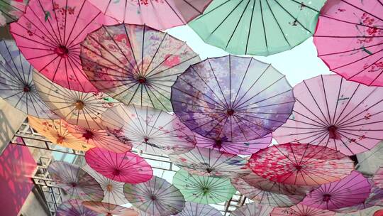街道上挂满装饰用的中式油纸伞