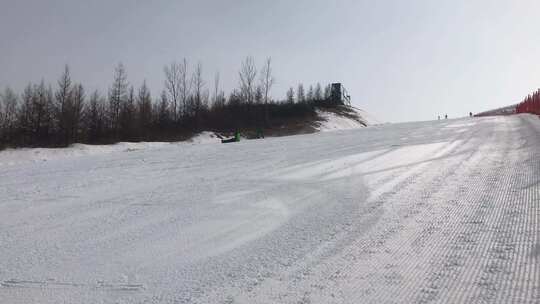 滑雪场单板双板在陡坡速滑运动