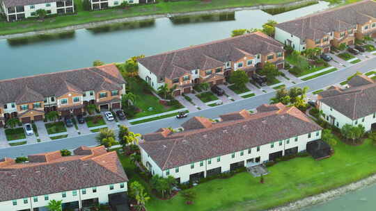 在佛罗里达州的公寓住宅封闭生活社区与湖水