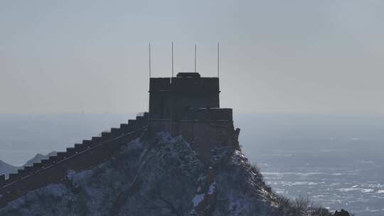 7倍旱地拔葱居庸关长城西山顶楼中国尊雪景视频素材模板下载