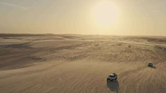 皮卡在金色日落时驾驶越野探索多风的巴西沙丘；无人机