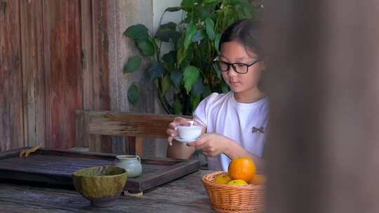 4K升格实拍在中式庭院茶道沏茶喝茶的女孩