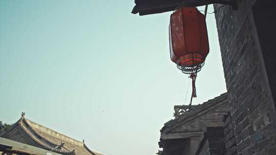 古建外高高挂起的红灯笼