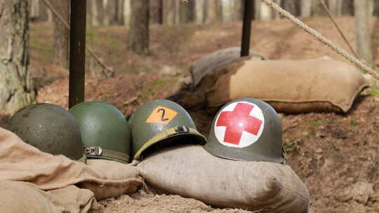 二战中美国陆军步兵的金属头盔视频素材模板下载