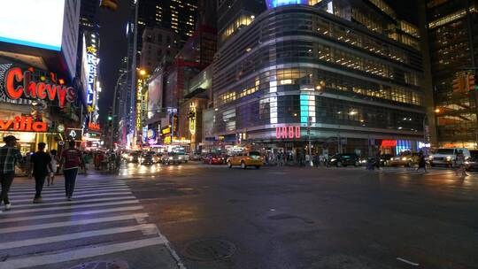 夜幕下的时代广场街景