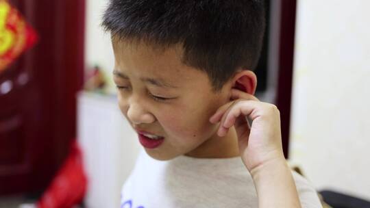 耳朵疼痛难受挖耳朵的小男孩视频素材模板下载