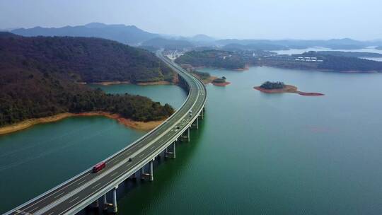 中国江西庐山西海，岛旁边的高速路视频素材模板下载