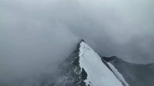 航拍四川甘孜贡嘎山卫峰乌库楚雪山风光