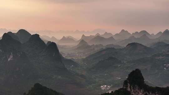 桂林山峰朝霞