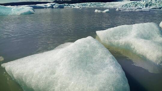 冰湖中的冰山特写视频素材模板下载