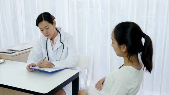 医生和孕妇在病房谈话
