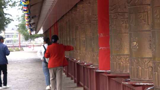 4K藏族宗教仪式游客在转经轮