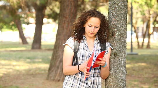 女学生在公园看书