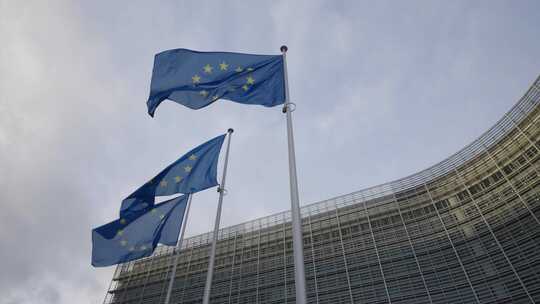 欧盟旗帜在布鲁塞尔欧盟委员会大楼前迎风飘