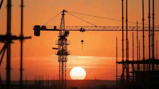 夕阳下建筑工地塔吊剪影