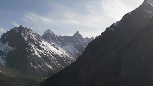 航拍毕棚沟森林雪山