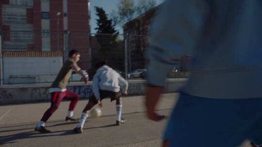 青少年在社区球场上踢足球