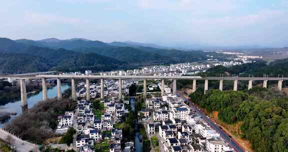 蓝天映衬下的中国铁路徽派建筑乡村