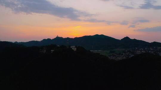 日出前的南山