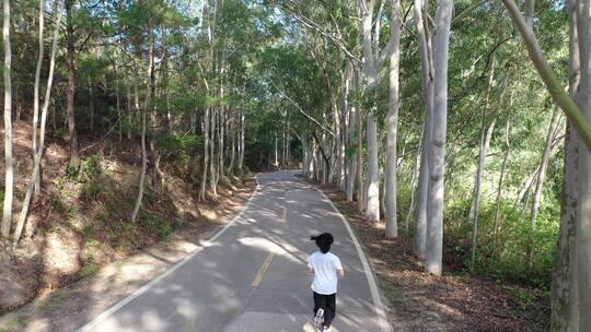 美女树林公路跑步森林奔跑锻炼