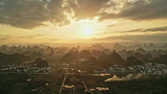 夕阳下的乡村与群山远景