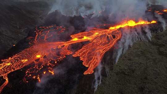 近距离观察火山喷发活跃的火山口