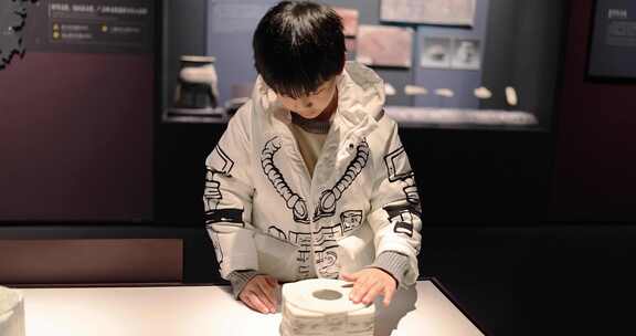 男孩在博物馆参观文物